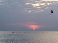 Parasailing zum Sonnenuntergang